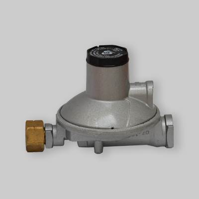 REGOLATORE GAS BASSA PRESSIONE CON CODOLO 3 Kg